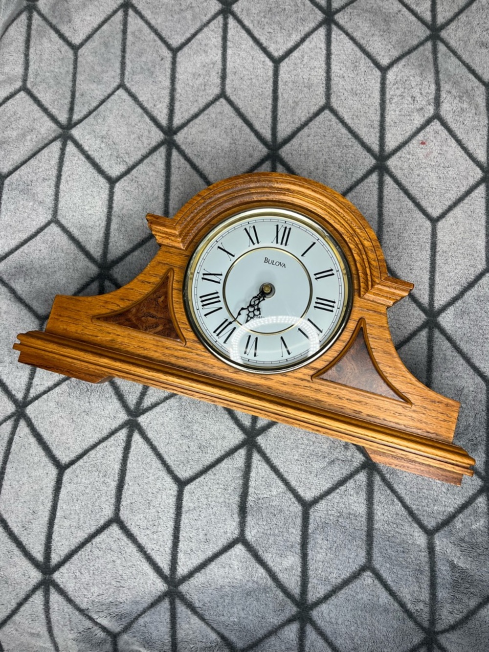 Bulova Quartz Chiming Oak Mantel Clock Burl Wood Accents B1818 T6 SH222